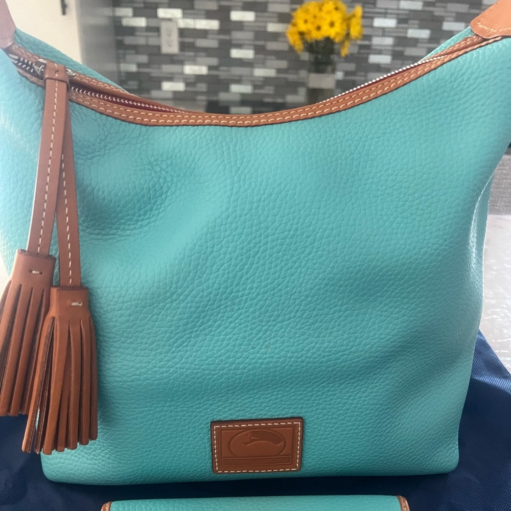 Beautiful bag and wallet.